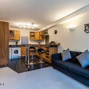  Apartment Onpoint - 2 Bedroom In Superb Location!