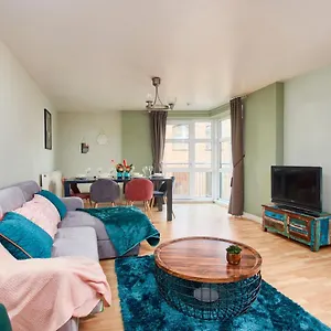  Apartment The Sleek Nottingham Gem With Balcony - Sleeps 6