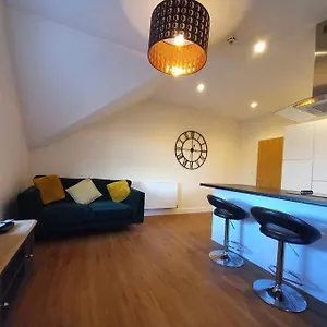  Apartment Roomy Penthouse 2 Double Bed - Spacious - Beeston - Free Secure Parking -