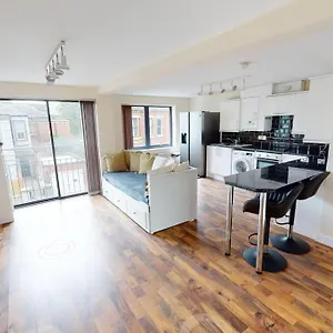  Apartment Lovely Two Bed Flat With Free Parking