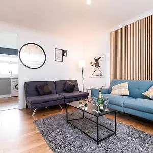  Apartment Cozy 3-bedroom Flat Opposite Forest Recreation Ground