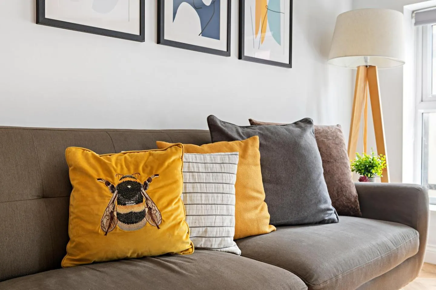 Bright & Quiet 2-Bedroom Apartment On Magdala Road location
